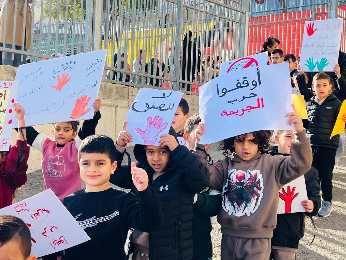 الهبة ضد الجريمة: تظاهرات طلابية وتخصيص أول حصتين للتوعية (تصوير: لجنة أولياء الأمور)