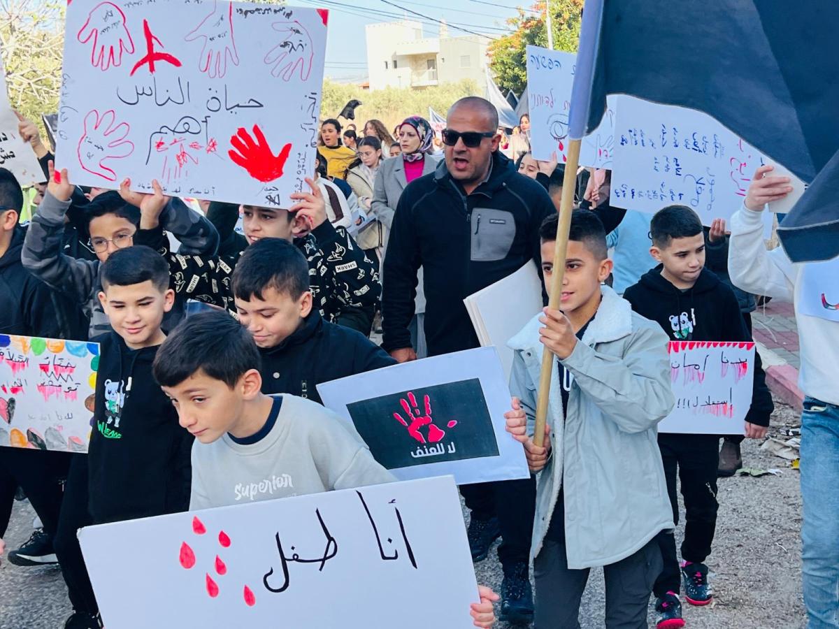 الهبة ضد الجريمة: تظاهرات طلابية وتخصيص أول حصتين للتوعية (تصوير: لجنة أولياء الأمور)