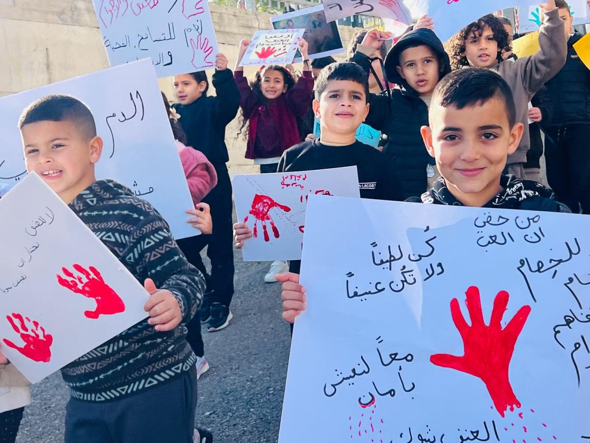 الهبة ضد الجريمة: تظاهرات طلابية وتخصيص أول حصتين للتوعية (تصوير: لجنة أولياء الأمور)