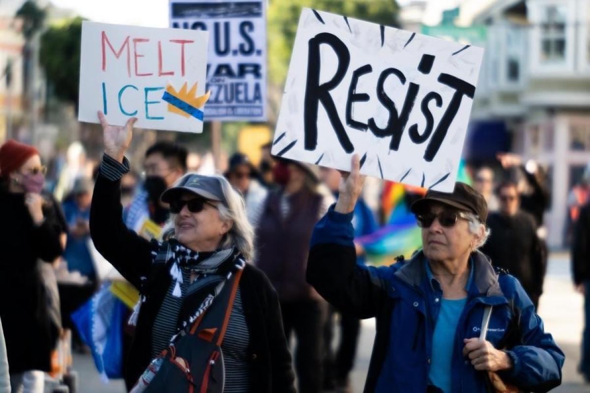 أشخاص يشاركون في مظاهرة في سان فرانسيسكو، كاليفورنيا، الولايات المتحدة، في 10 يناير 2026. (شينخوا)