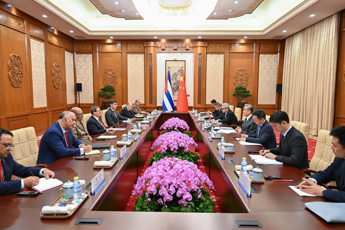 وزير الخارجية الصيني وانغ يي يبحث العلاقات الثنائية مع برونو رودريغيز باريّا وزير خارجية كوبا في بكين (شينخوا)