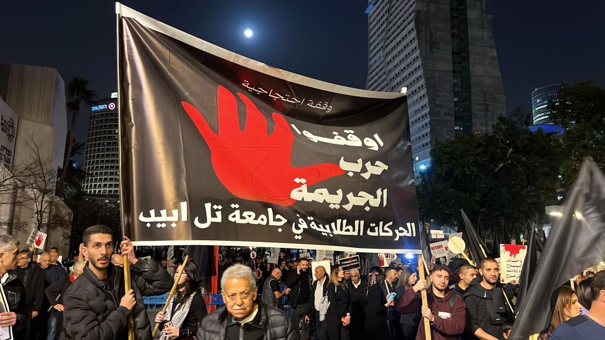 تغيير هذه الحكومة ليس غاية سياسية عليا فقط، بل شرط أساسي لأية محاولة جدية لمواجهة الجريمة والعنف - المظاهرة الكبرى في تل أبيب (تصوير الاتحاد)