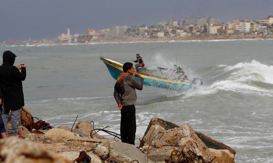 زوارق الاحتلال تعتقل صيادين على شاطئ غزة