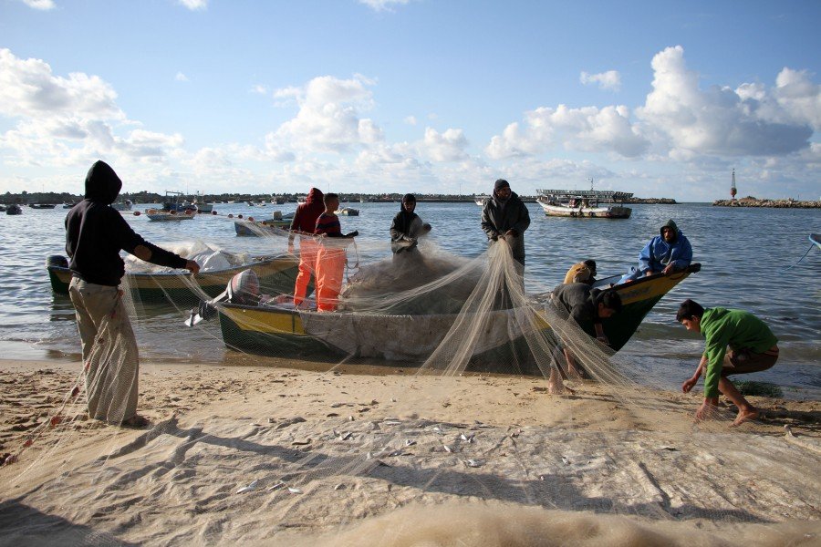 بحرية الاحتلال تلاحق الصيادين في بحر غزة