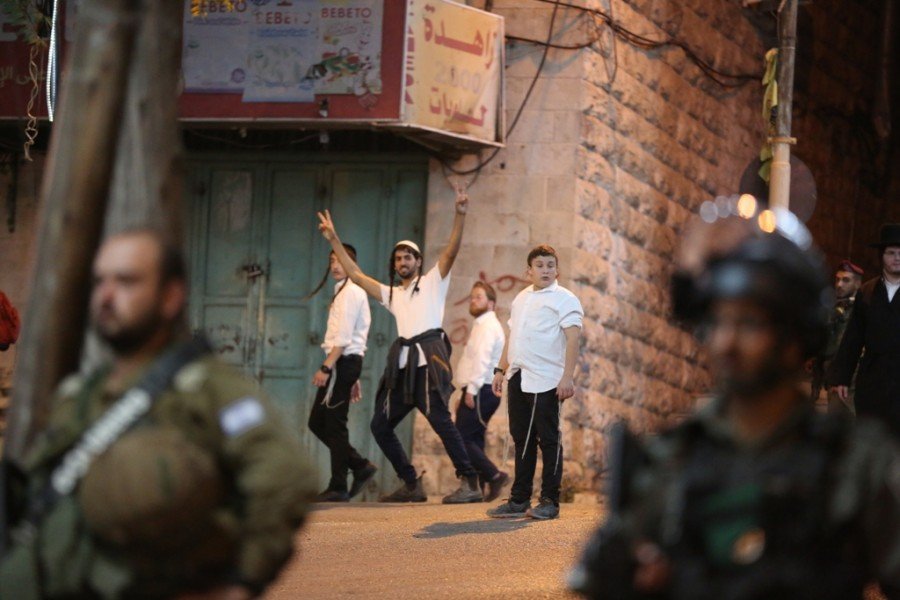 المستوطنون يواصلون العربدة في الضفة بحماية قوات الاحتلال