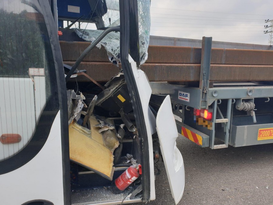 حادث طرق بين حافلة وشاحنة في وادي عارة