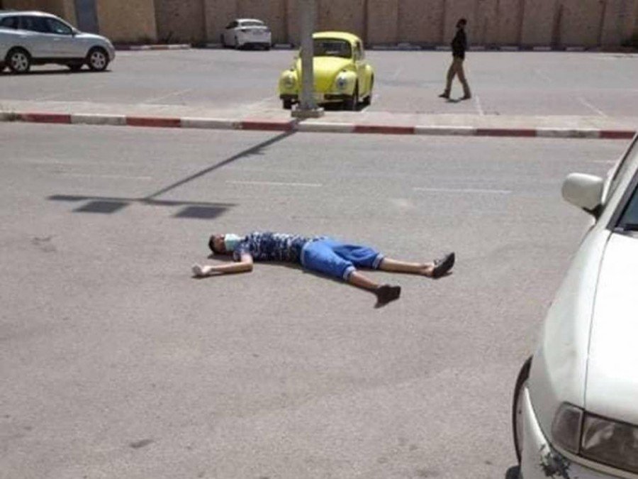 حقيقة صورة الشاب المصاب بكورونا الملقى أرضًا أمام مبنى محافظة نابلس
