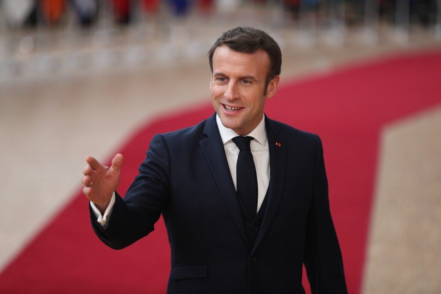 محتج يرشق الرئيس الفرنسي إيمانويل ماكرون بالبيض في ليون