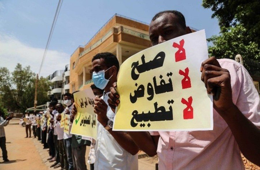 وفد إسرائيلي يصل إلى السودان وسط قمع دموي للاحتجاجات المناهضة للانقلاب