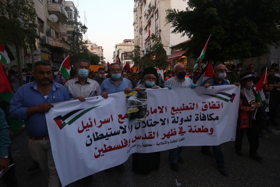 مسيرة جماهيرية حاشدة وسط مدينة رام الله تنديداً بالإتفاق الإماراتي والبحريني التطبيعي مع حكومة الاحتلال الاسرائيلي.(عدسة: حمزة شلش/وفا)