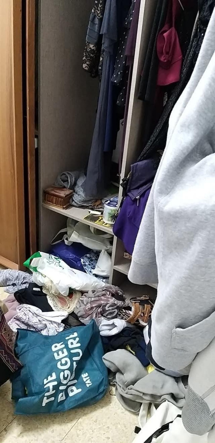 صورة من منزل مجد وورد كيّال، الذي قلبته عناصر الشرطة رأسًا على عقب.