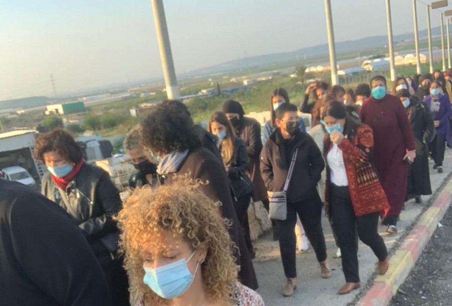 عشرات النّساء من كل البلاد يقدمن واجب العزاء لوالدة الشهيد أحمد حجازي