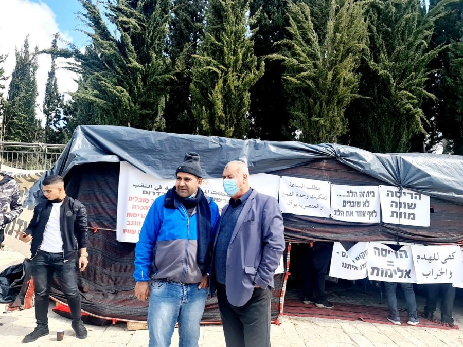 وفد من الحزب الشيوعي والجبهة يزور خيمة اعتصام السلطات المحلية في النقب