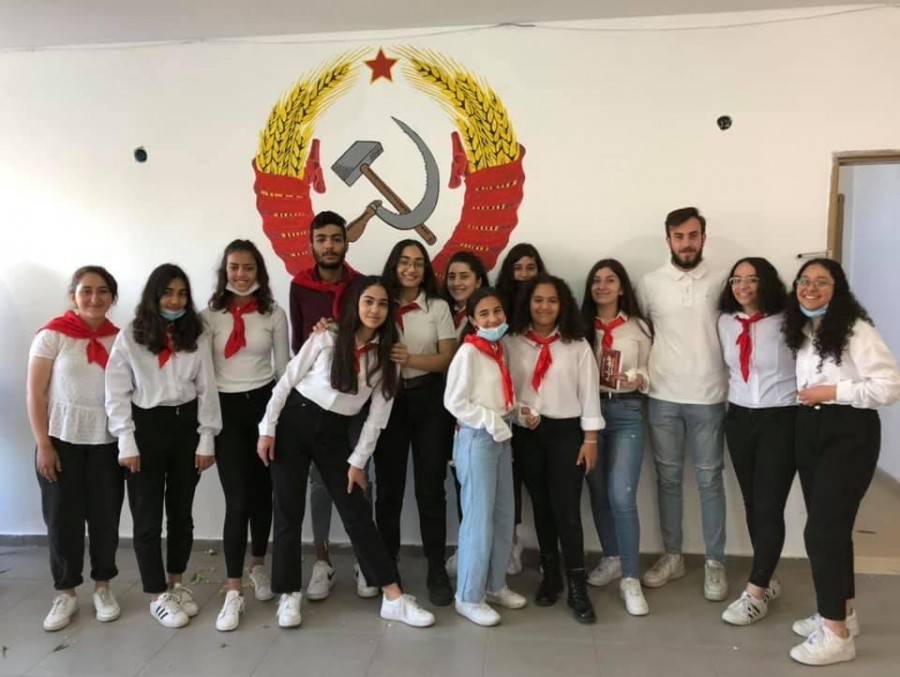 كوادر الحزب الشيوعي، الجبهة والشبيبة يحيّون العمال بالورود