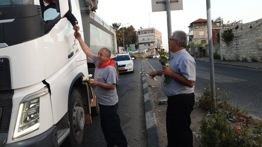 كوادر الحزب الشيوعي، الجبهة والشبيبة يحيّون العمال بالورود