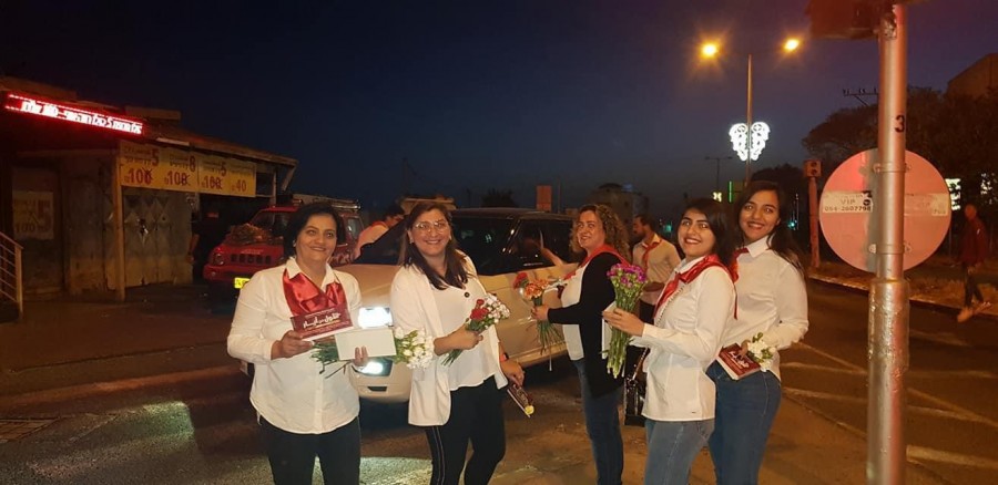 كوادر الحزب الشيوعي، الجبهة والشبيبة يحيّون العمال بالورود