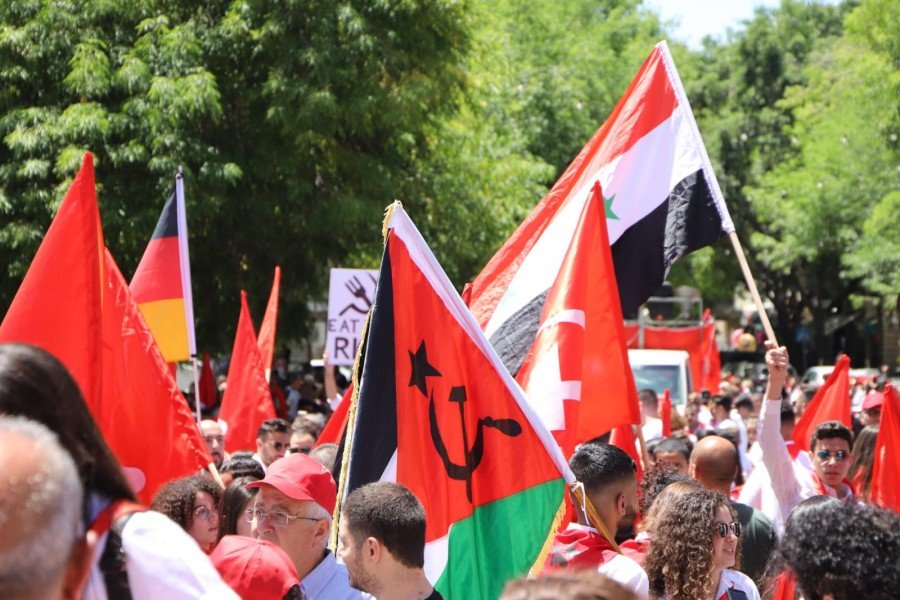 بحر جماهيري تظلله الرايات الحمراء في مظاهرة الأول أيار في الناصرة