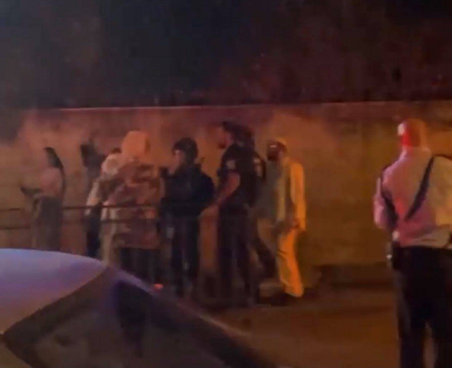 عصابات المستوطنين تعتدي على الأهالي في الشيخ جراح تحت حماية قوات الاحتلال