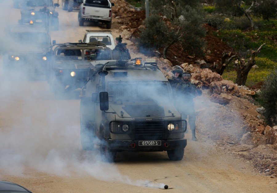 جيش الاحتلال يقتحم بلدة الخضر جنوب نابلس والفلسطينيون يتصدون بصدورهم العارية 