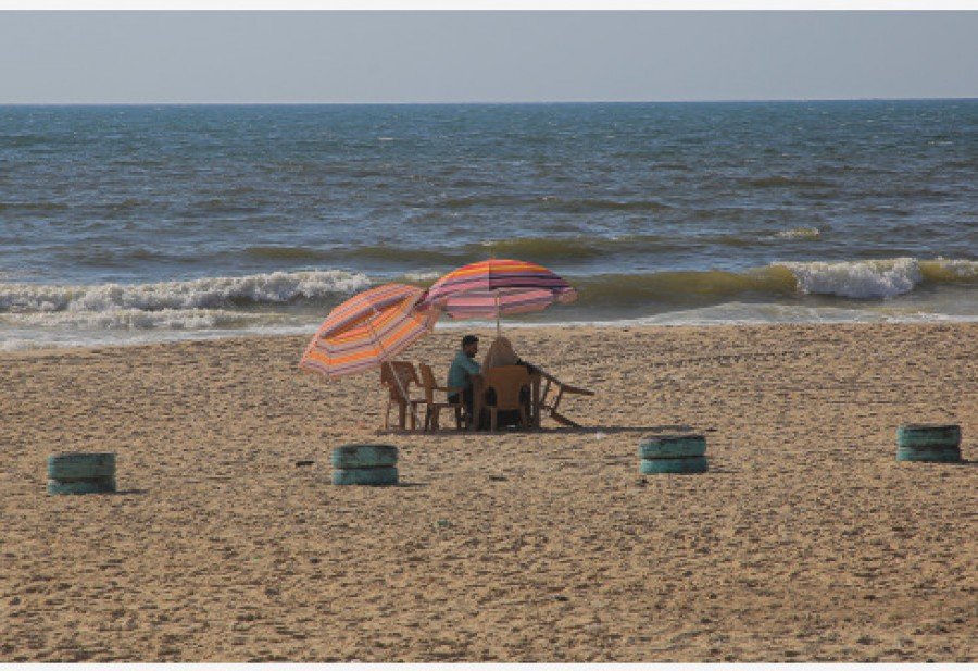 30% من شاطئ البحر في غزة المحاصرة غير آمن للسباحة