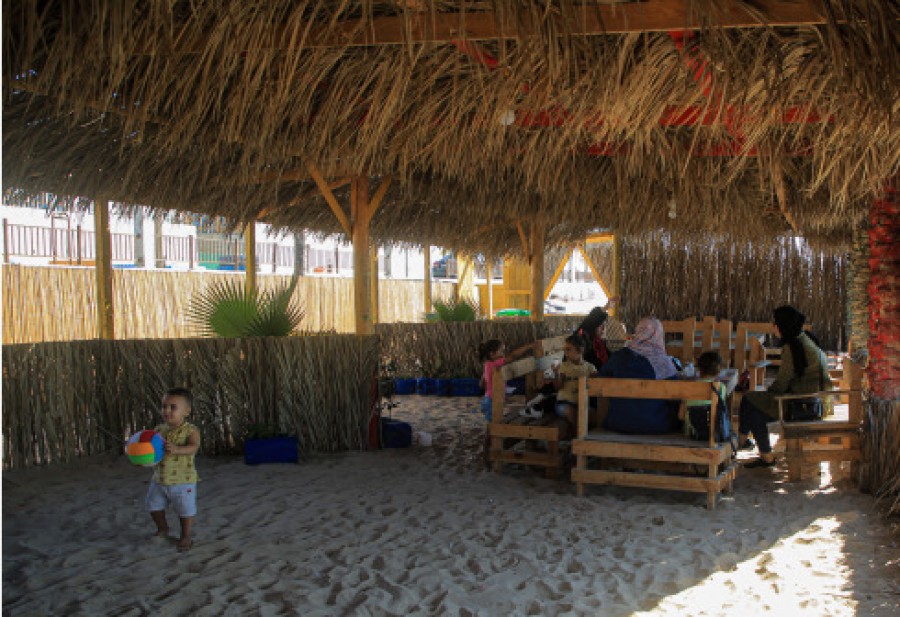 تقرير: "البحر إلنا".. أول استراحة صديقة للبيئة على شاطئ بحر غزة للتوعية بإعادة تدوير النفايات - شينخوا