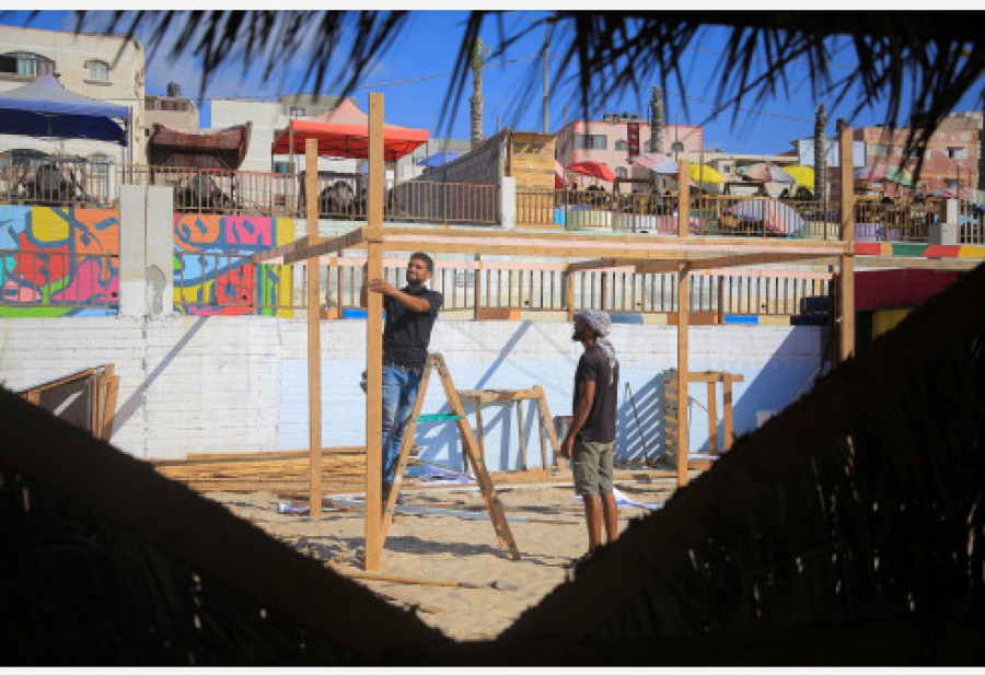 تقرير: "البحر إلنا".. أول استراحة صديقة للبيئة على شاطئ بحر غزة للتوعية بإعادة تدوير النفايات - شينخوا