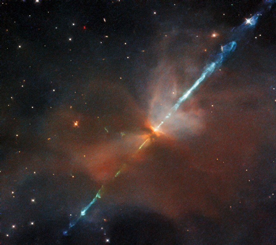 "هابل" يوثّق ظاهرة فلكيّة نادرة لسيف أزرق يخترق الفضاء 