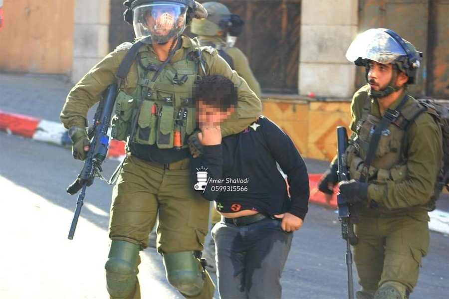 الاحتلال يعتقل طفلًا فلسطينيًا ويعتدي عليه في الخليل 