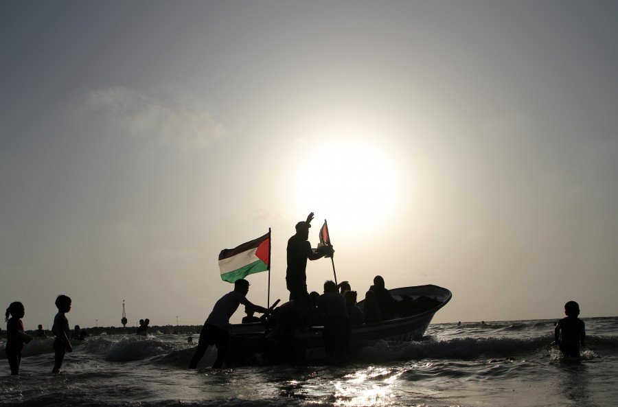بحرية الاحتلال تفتح نيران رشاشتها تجاه صيادين من غزة وتصيب اثنين