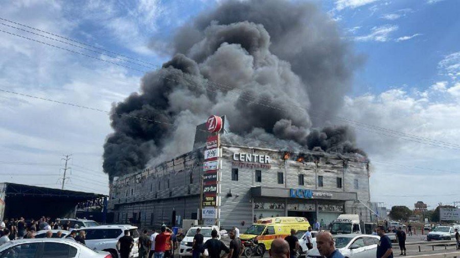 طواقم إطفاء تعمل على اخماد حريق هائل في مجمع تجاري في قلنسوة 