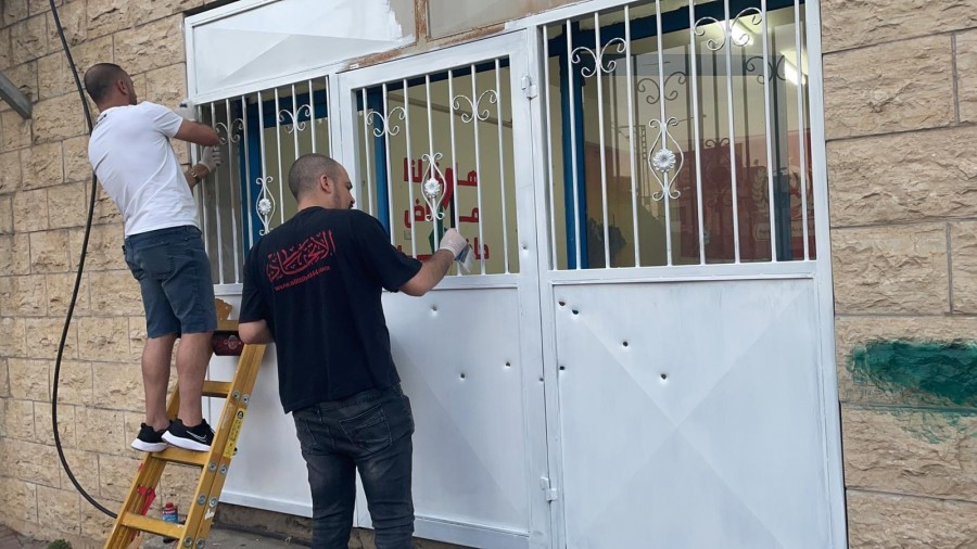 الشبيبة الشيوعية في سخنين ترمّم ناديها الذي اخترقه رصاص العملاء بجدارية