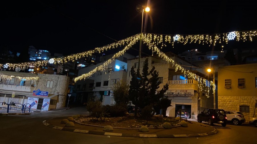 مجلس الطائفة الارثوذكسية يزيّن أحياء في النّاصرة تمهيدًا لاستقبال الأعياد