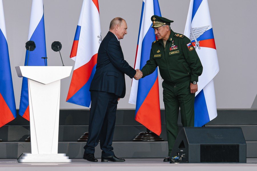 وزير الدفاع الروسي يبلغ بوتين بـ"تحرير أراضي لوغانسك بالكامل"