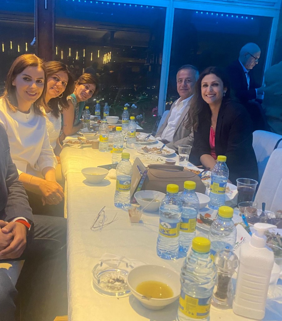 شيرين أبو عاقلة خلال إفطار رمضاني مع زملائها