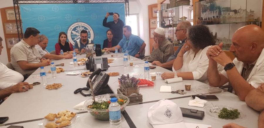 وفد واسع للجنة المتابعة يزور المستشفى الإنجليزي في الناصرة متضامنا