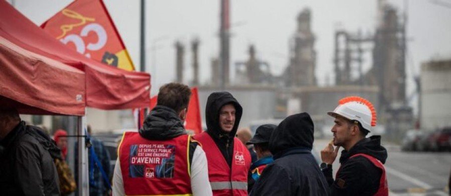 إضراب نحو ثلث العاملين في مصافي ومستودعات النفط الفرنسية