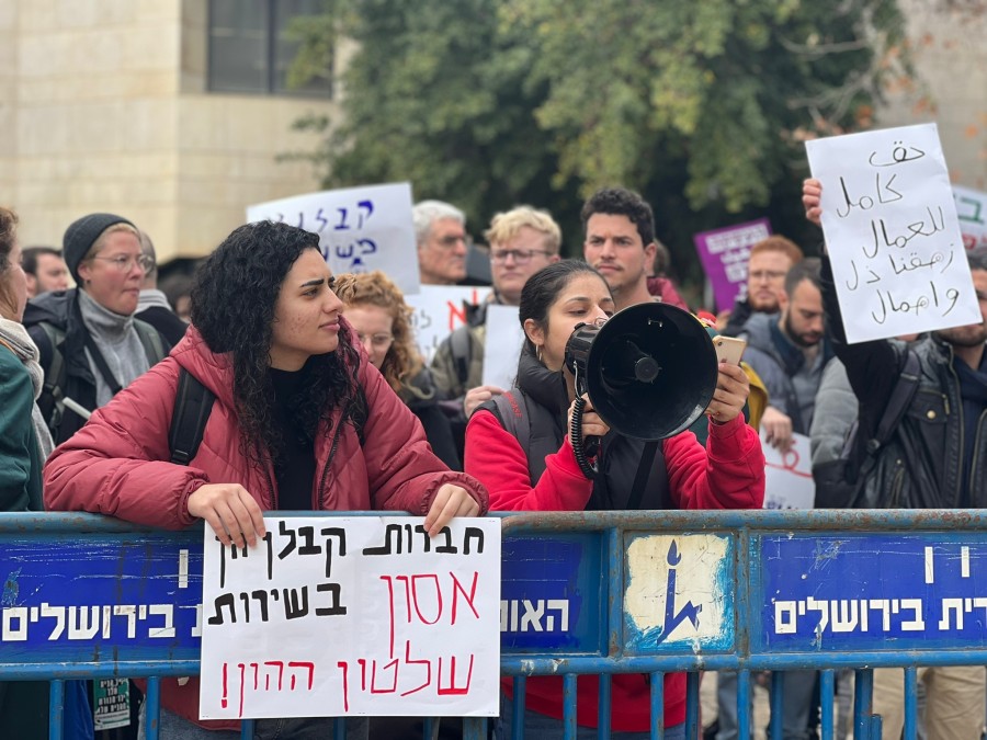 مئات الطلاب والمحاضرين يشاركون بتظاهرتي الجبهة الطلابية دعما لعاملات النظافة في جامعتي تل أبيب والعبرية