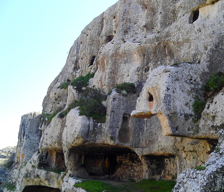 سوريون نحتوا منازلهم في الصخر