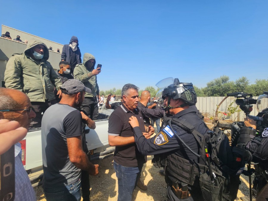 النقب: قوّات التدمير الإسرائيلية تهدم منزلًا في أم بطين وسط محاولة تصدي الأهالي