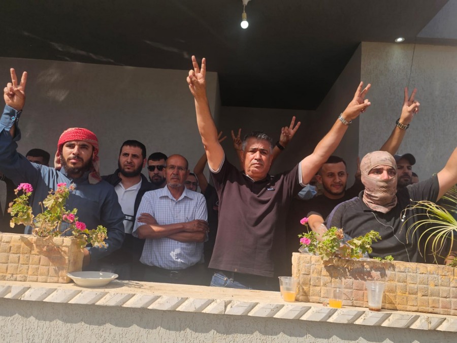 النقب: قوّات التدمير الإسرائيلية تهدم منزلًا في أم بطين وسط محاولة تصدي الأهالي